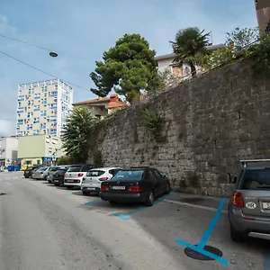 Apartment Too Sweet 1, Split